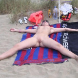 nude-sexy-girl-on-beach-009