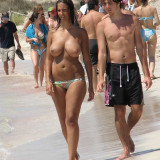 nude-sexy-girl-on-beach-029