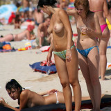 nude-sexy-girl-on-beach-051
