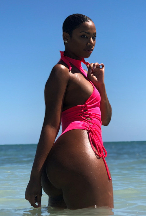sexy beach body girl pawg p5apqcMmja1w9lgc5o2 640