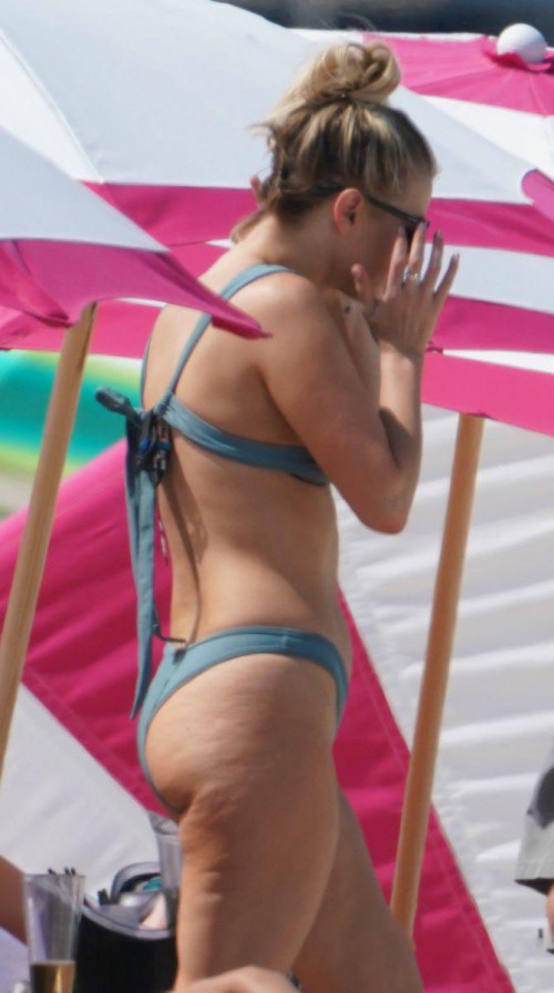Ariana Madix der geilen Dreckshure würde ich gern mal meinen Schwanz in ihrem geilen fetten Hurenarsch reinrammen bis das geile Fickvieh schreit